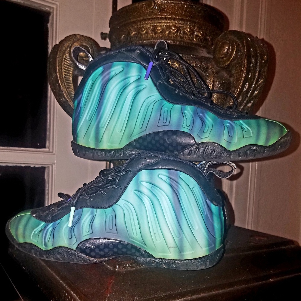Youth Nike "Northern Lights" size 6Y